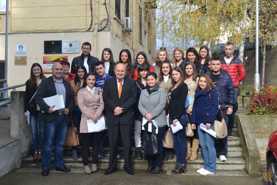 Потпишување договор со новите стипендисти на Општина Кочани