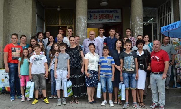 Наградените ученици на прием кај градоначалникот Димитровски
