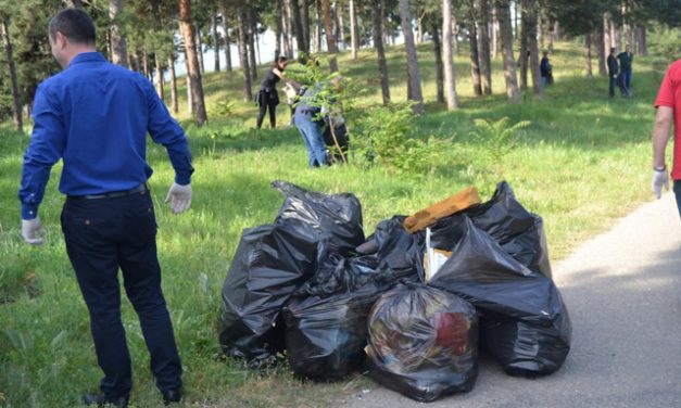 Општинската администрација во екоакција за расчистување на дивите депонии