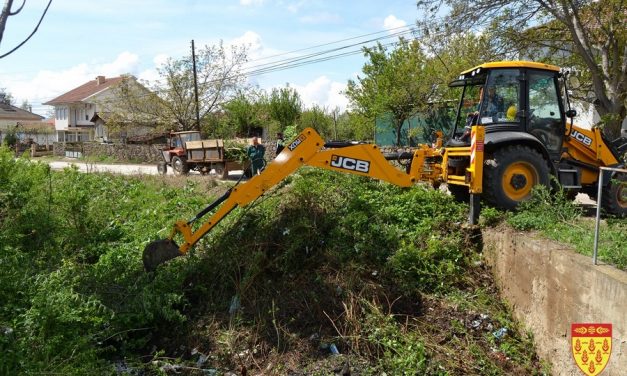 Механизација на „Водовод“ го расчистува коритото на Трканска Река