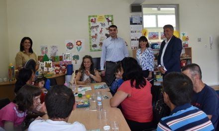 Министерката Царовска во посета на Кочани: Инвестираме и во социјалните услуги и во вработените
