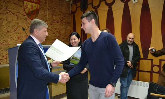 Општина Кочани додели 26 студентски стипендии