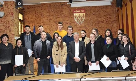 Дваесет и шест студенти потпишаа договори за стипендирање од Општина Кочани