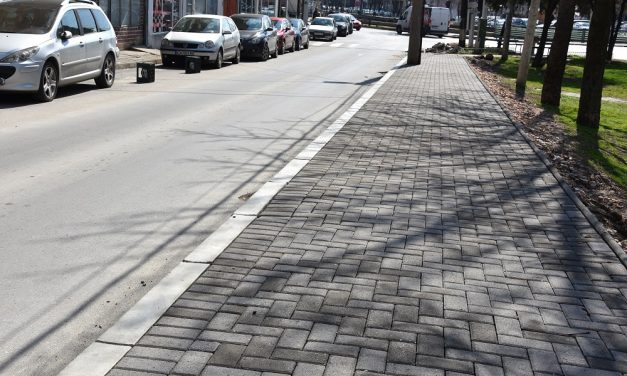 Завршува изградбата на тротоарот на улицата „Браќа Ставреви“ во Кочани