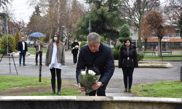 Положено цвеќе на бистите на Љупчо Сантов и Раде Кратовче