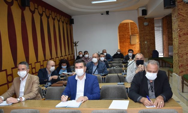 Тезги на улицата „Гоце Делчев“ – само на тротоарот откај Кочанска Река