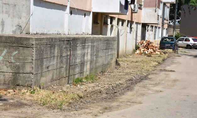 Расчистен просторот зад зградата на „Бетон“
