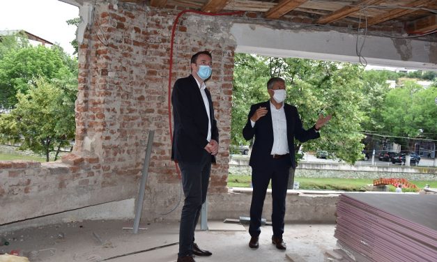 Министерот за локална самоуправа Горан Милевски на увид на реконструкцијата на Мултикултурниот центар во Кочани