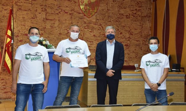 Признание од градоначалникот Илијев за кочанската планинарска експедиција што се искачи на Арарат