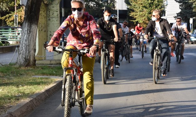 Амбасадори и владини претставници со велосипеди возеа по патеката на оризот