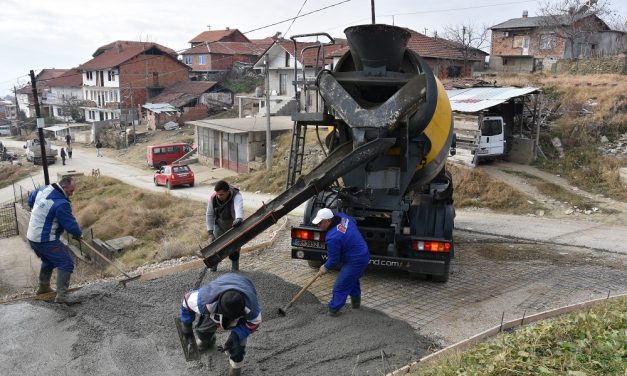 Се бетонираат улици во Ромското Маало во Кочани