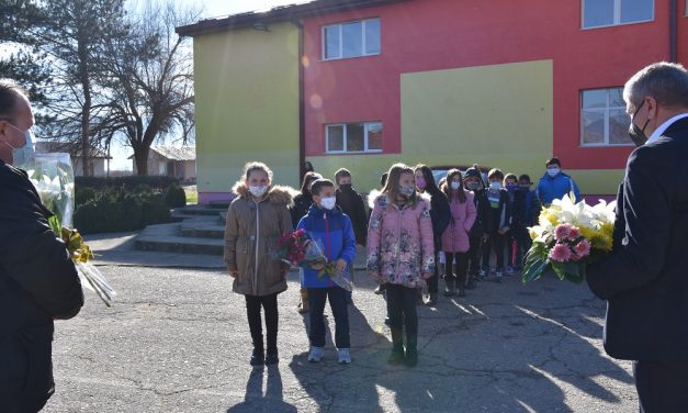 По повод 149-годишнината од раѓањето – свежо цвеќе на бистата на Делчев во  Горни Подлог