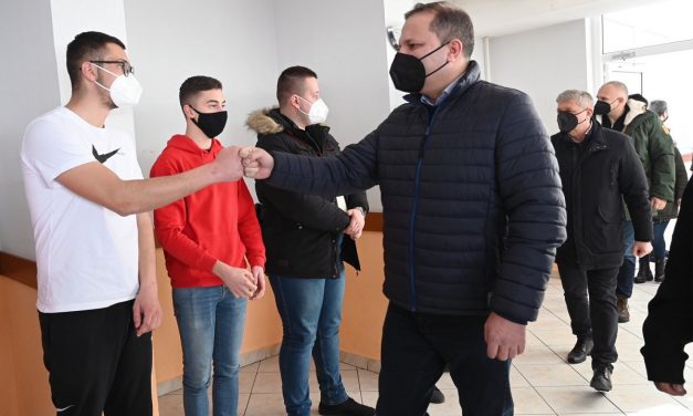 Министерот Спасовски и градоначалникот Илијев во посета на децата и семејствата  на бранителите во одморалиштето на МВР во Пониква