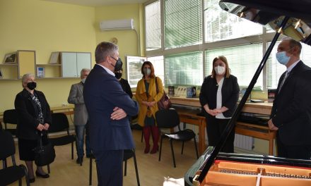 Симон Трпчевски во посета на Музичкото училиште „Ристо Јуруков“