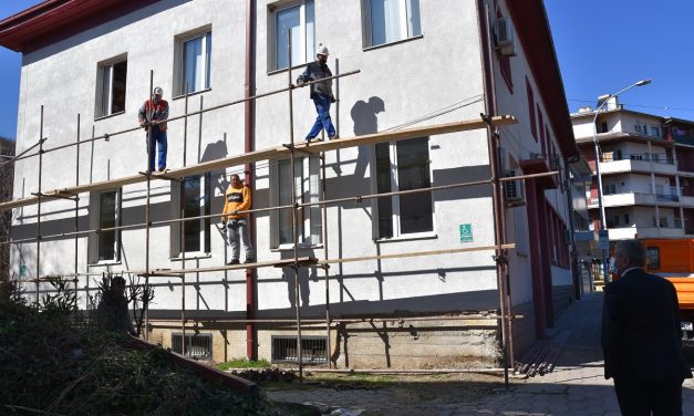 Реновирање на фасадата на Библиотеката „Искра“