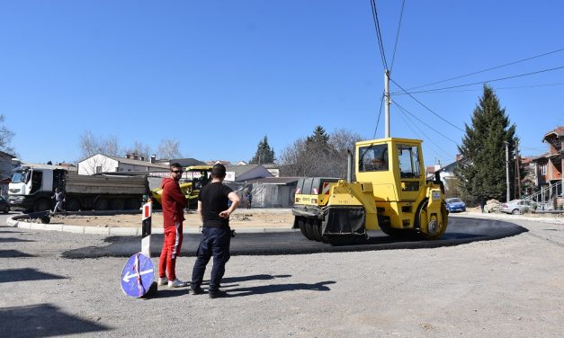 Се асфалтира кружниот тек кај бензинската пумпа на „Лукоил“