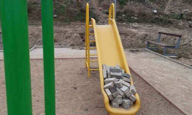 Дивјаштво врз детското игралиште во населбатa Драчевик