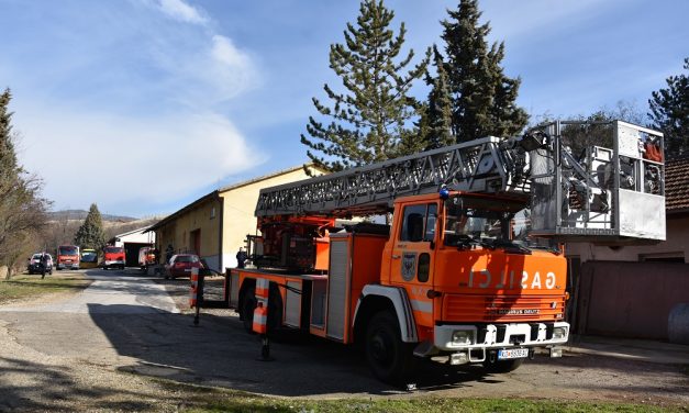 Територијалната противпожарна единица подготвува показна вежба со специјалното возило за интервенции на височини