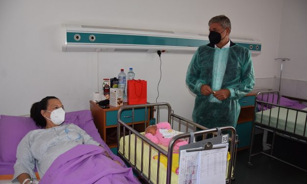 Градоначалникот Илијев ги посети 52-годишната родилка и новороденчето во болницата „Мајка Тереза“ во Скопје