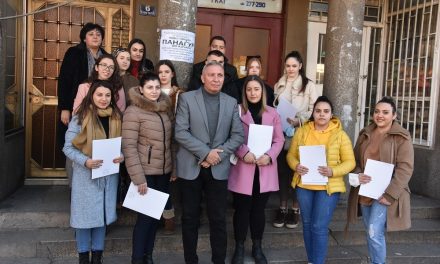 21 студент ги потпишаа договорите за користење општинска стипендија