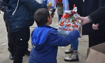 Поделени новогодишни пакетчиња со поддршка од Бугарската амбасада
