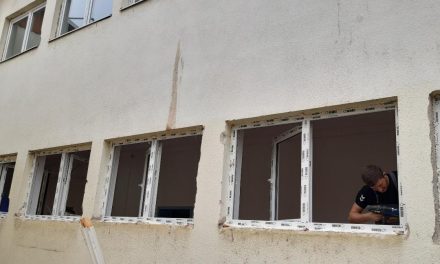 Промена на прозорци на три јавни објекти во Општина Кочани