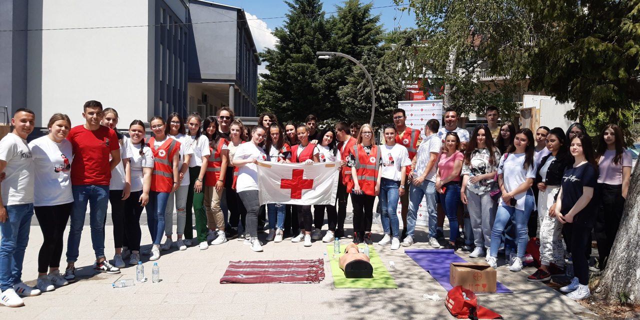 ЛМС – Кочани и Црвен крст реализираа показна вежба за укажување на прва помош за младата популација