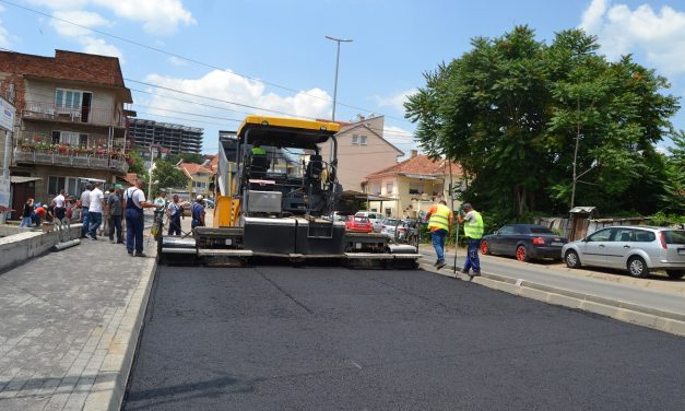 Се асфалтира новата коловозна лента на „Стево Теодосиевски“