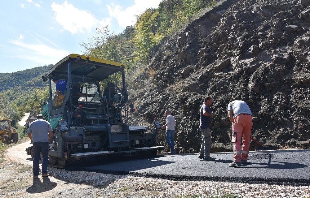 Се асфалтира втората фаза од локалниот пат Крушка-Ајдар