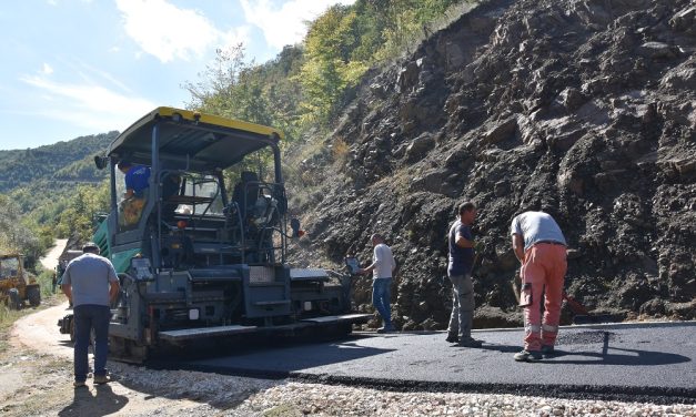 Се асфалтира втората фаза од локалниот пат Крушка-Ајдар