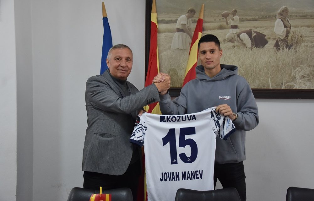 Средба помеѓу градоначалникот на Општина Кочани и младиот фудбалер Јован Манев