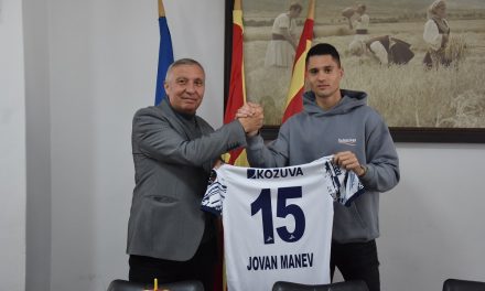 Средба помеѓу градоначалникот на Општина Кочани и младиот фудбалер Јован Манев