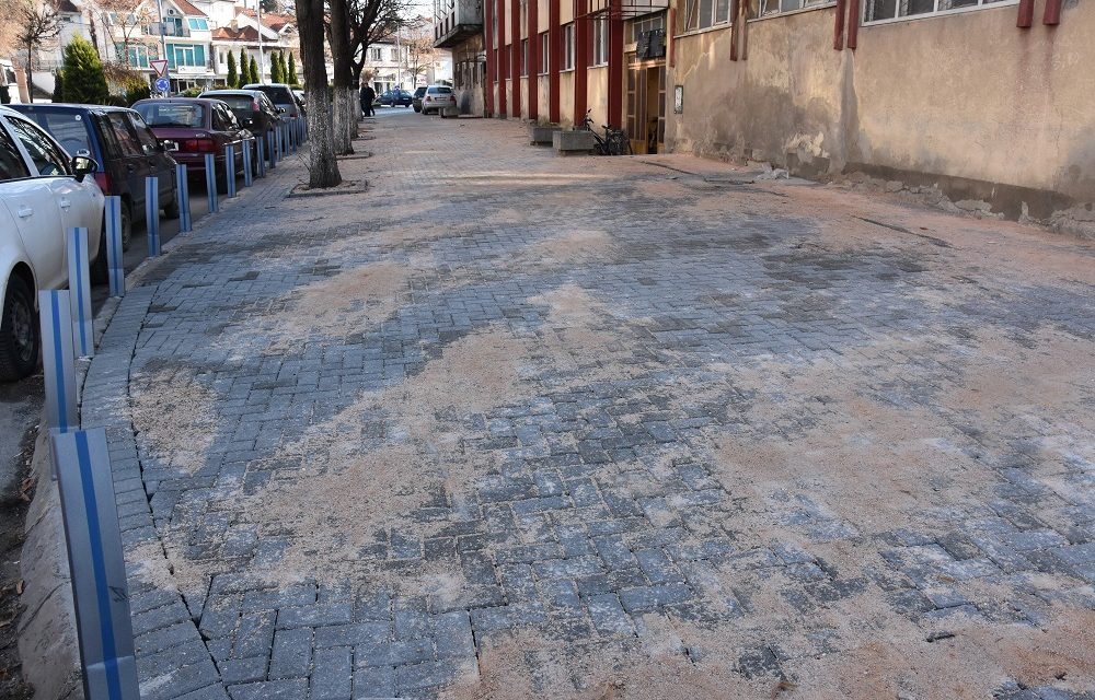 Уредување на тротоарски површини на повеќе улици во градот