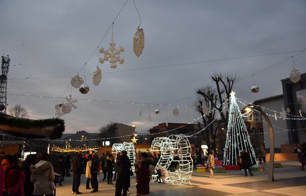 Заблеска новогодишниот сјај во кочанскиот Градски парк