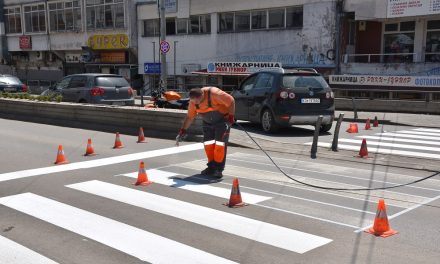 Се обележува хоризонталната сигнализација на улиците и патиштата во Кочани