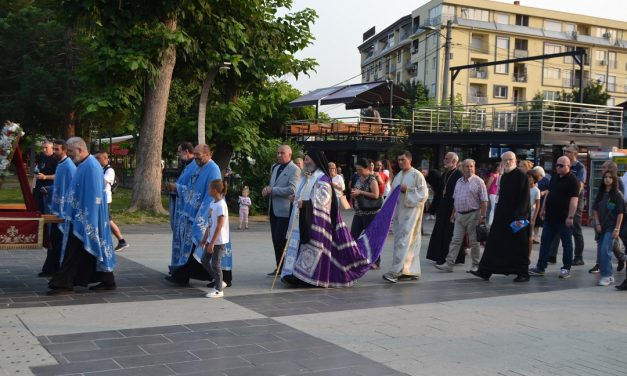 Литија и кршење на славскиот колач по повод Петровден