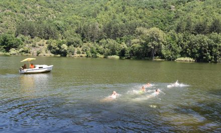 Маратонецот Бошко Илиев третпат го преплива езерото Гратче