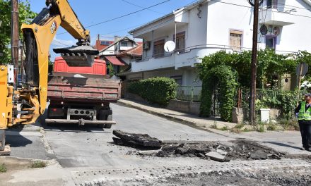 Се поправаат оштетени асфалтни површини на улиците во Кочани