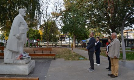 По повод 23 Октомври – делегации положија цвеќе на спомениците во Кочани