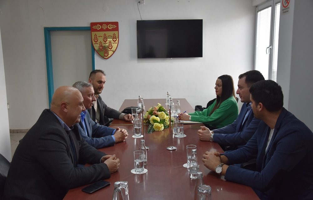 Дополнителниот заменик министер за информатичко општество и администрација, Стефан Андоновски во посета на Кочани