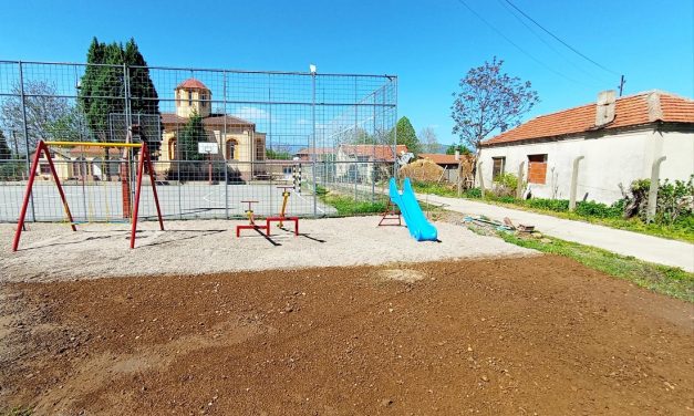 Детско игралиште во училишниот двор во селото Грдовци