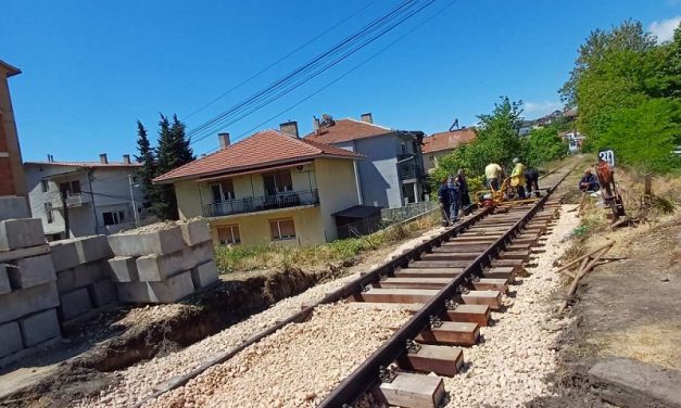 Во тек се градежни активности за модернизација на преминот преку железничката пруга на улицата „Никола Карев“ во Кочани