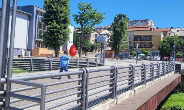 Се обновува бојата на металните огради во Кочани