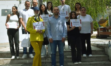 В. д. градоначалникот Венко Крстевски ги додели наградите на најуспешните ученици и школски екипи