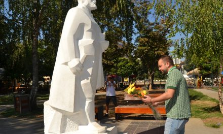 Општински делегации положија свежо цвеќе по повод Илинден