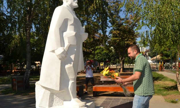 Општински делегации положија свежо цвеќе по повод Илинден