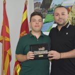 Крстевски на средба со Иван Георгиев – еден од најнаградуваните средношколци од Кочани