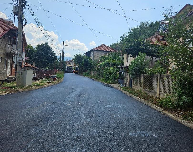 Реконструкција и санирање на асфалтни оштетени површини на повеќе улици во градот