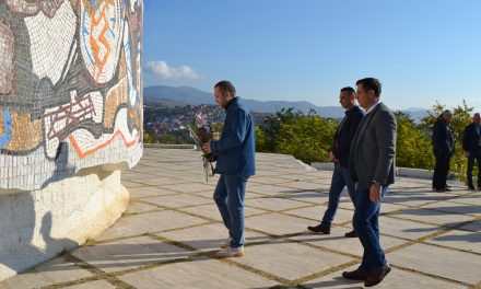 Свежо цвеќе на спомениците во Кочани по повод 23 Октомври – Денот на македонската револуционерна борба