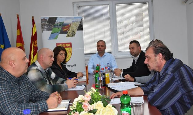 Градоначалникот на Општина Кочани Владко Грозданов на работен состанок со директорите на основните и на средните општински училишта